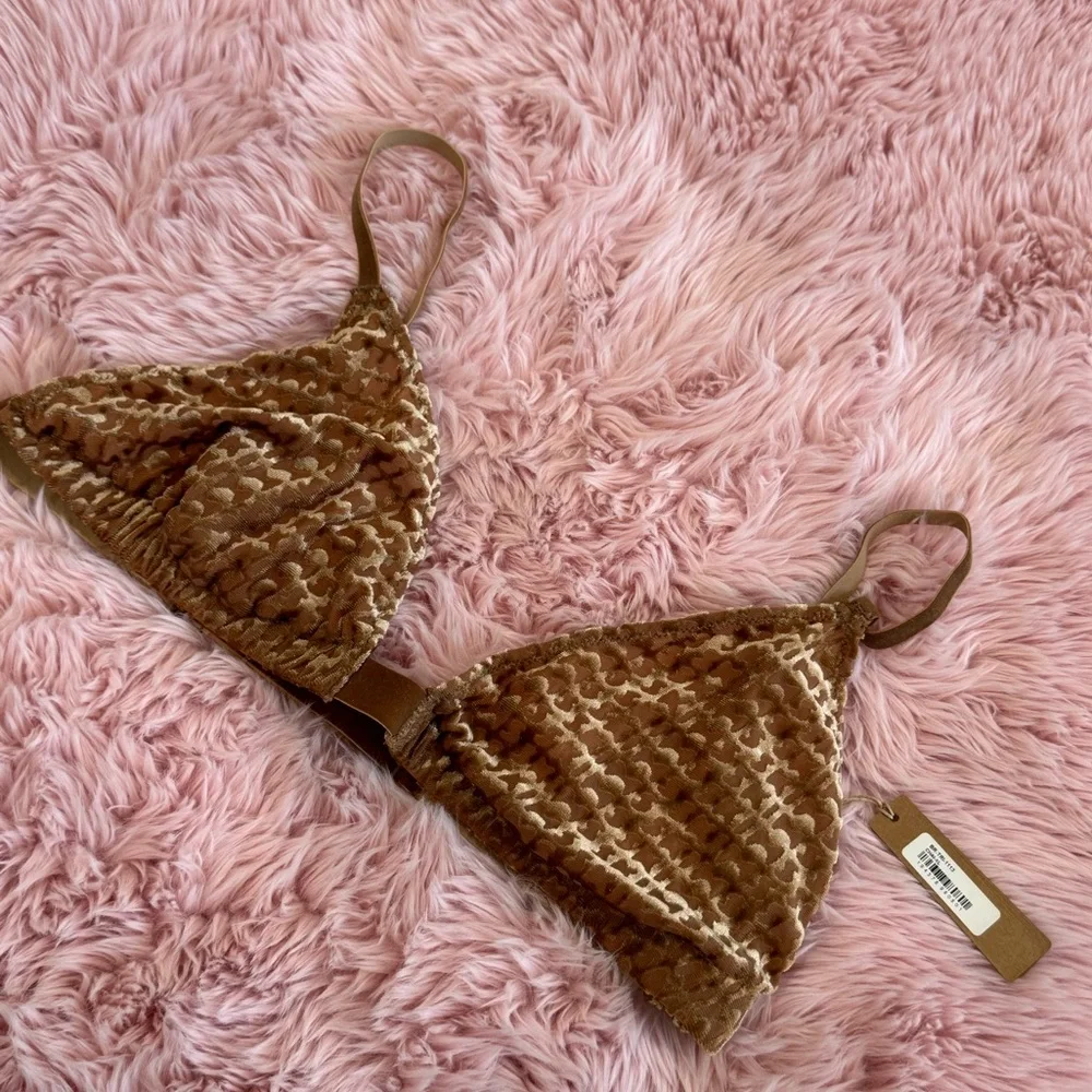 NWT SKIMS LOGO VELVET TRIANGLE‎ BRA